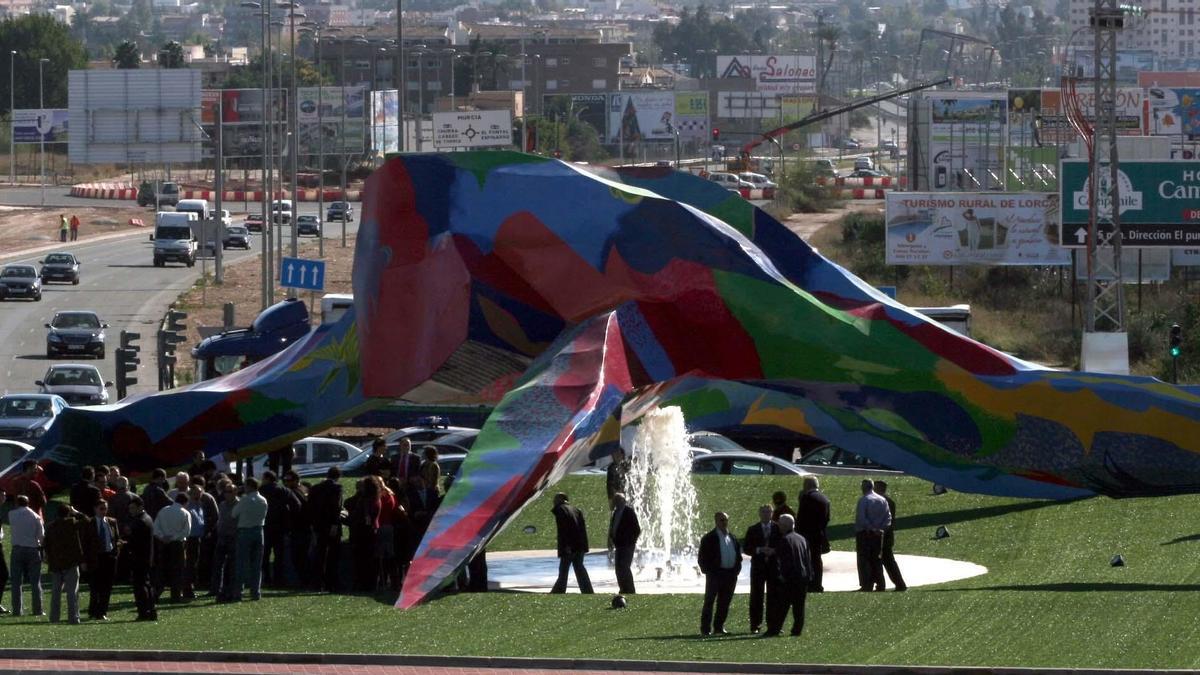 Imagen de la inauguración de la escultura de Cristóbal Gabarrón