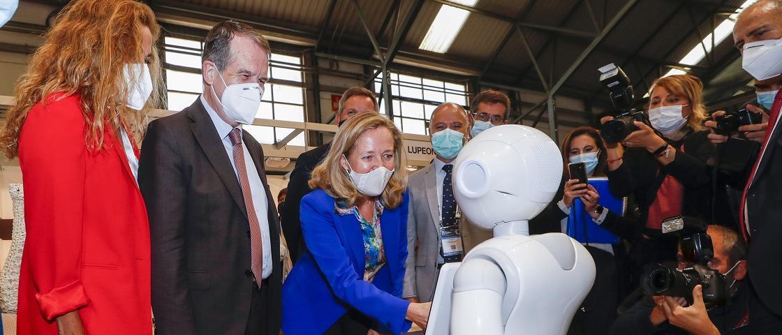 Nadia Calviño saluda a un robot, ayer en la feria Mindtech en presencia de Enrique Mallón, Carmela Silva, Abel Caballero y David Regades