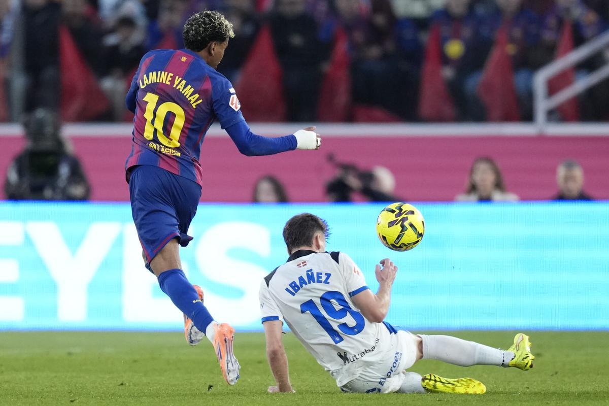 BARCELONA, 29/11/2025.- El delantero del Barcelona Lamine Yamal (i) pelean un balón ante el centrocampista del Alavés Pablo Ibáñez durante el partido de LaLiga EA Sports, entre FC Barcelona y Deportivo Alavés, celebrado este sábado en el estadio Camp Nou de Barcelona. EFE/ Enric Fontcuberta