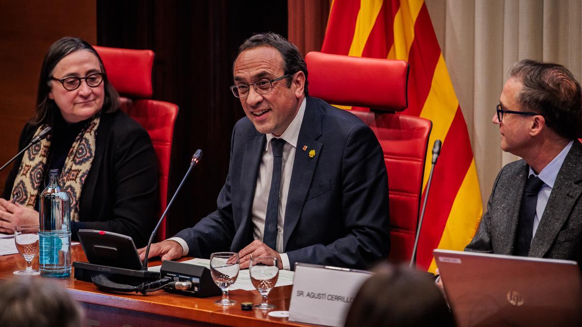 El presidente del Parlament, Josep Rull, junto a Itziar González y Agustí Cerrillo