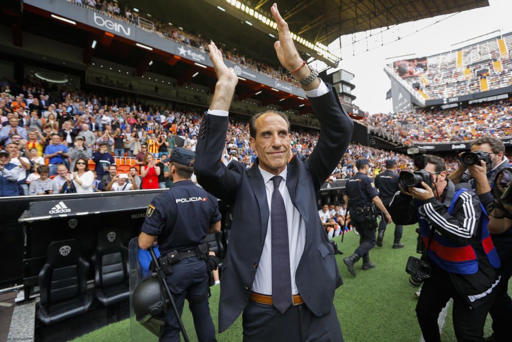 Uno de los protagonistas deportivos del año fue Voro González. El técnico del Valencia recogió el equipo en el mes de enero en una situación extrema después de la sorpresiva dimisión de Cesare Prandelli.Su aportación fue trascendental para corregir la crisis de una Valencia sobre el que se cernía la amenaza del descenso y la afición así se lo reconoció en numerosas ocasiones como esta, en el partido que le enfrentó al Villarreal donde recibe el aplauso del público.