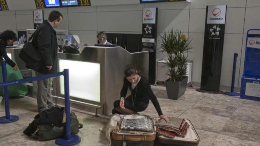 Un pareja de pasajeros factura su equipaje en la nueva terminal de El Altet en una imagen de archivo.