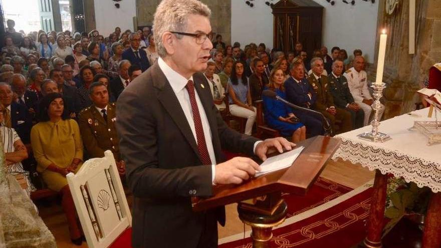 Santos Héctor Rodríguez, durante la ofrenda institucional a la Virgen el domingo de la Peregrina. // R.V.