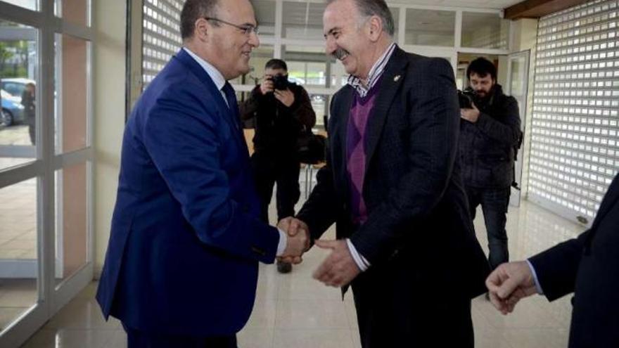 Baltar saluda al alcalde de Barbadás, Freire Couto, antes de reunirse con la militancia. // Brais Lorenzo