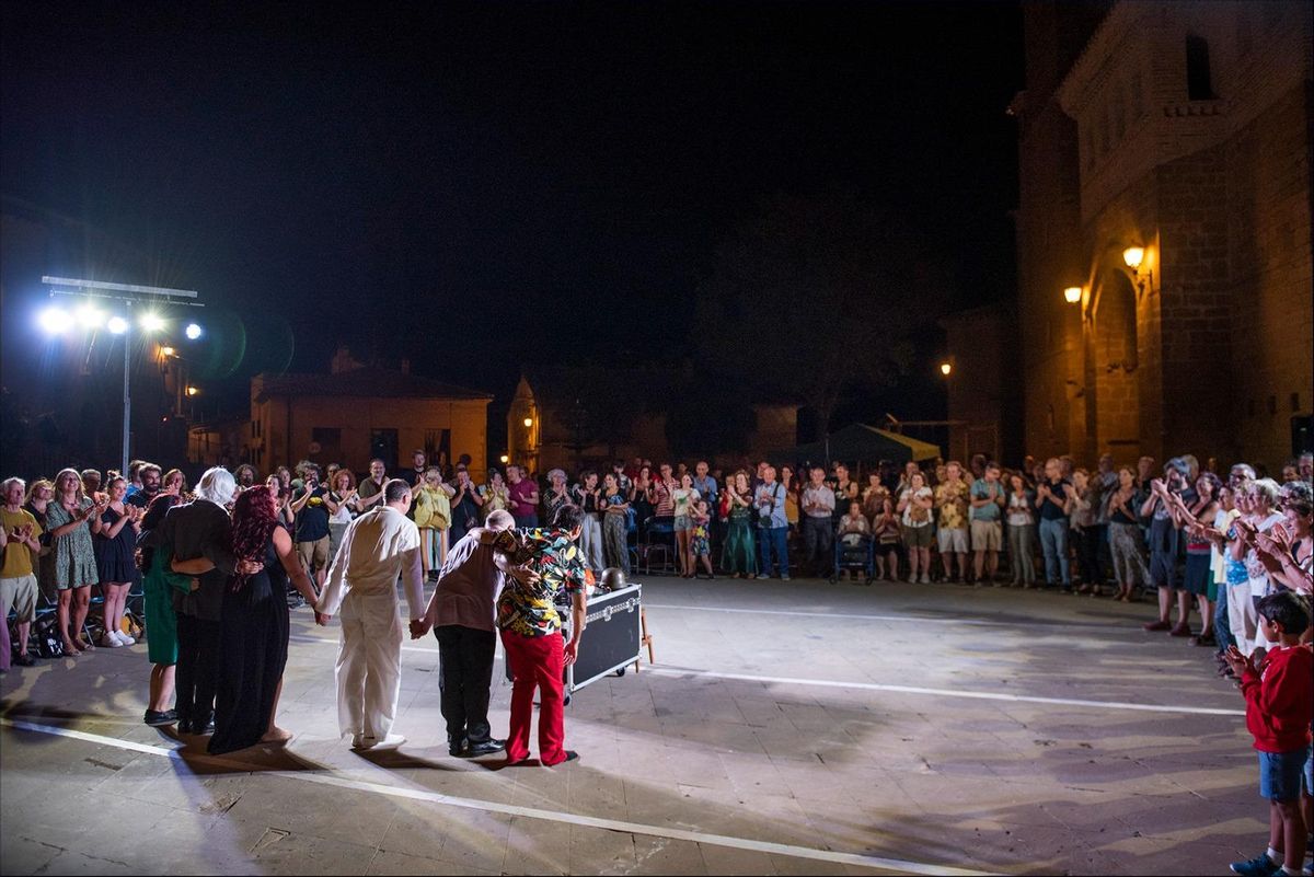 El elenco de “GuggenJeim” del Festival El elenco de “GuggenJeim”, ante el público