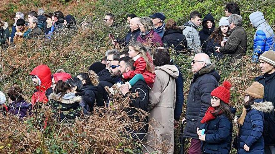 Decenas de curiosos se acercaron a la costa para seguir las tareas de vigilancia del quimiquero encallado en Ares.