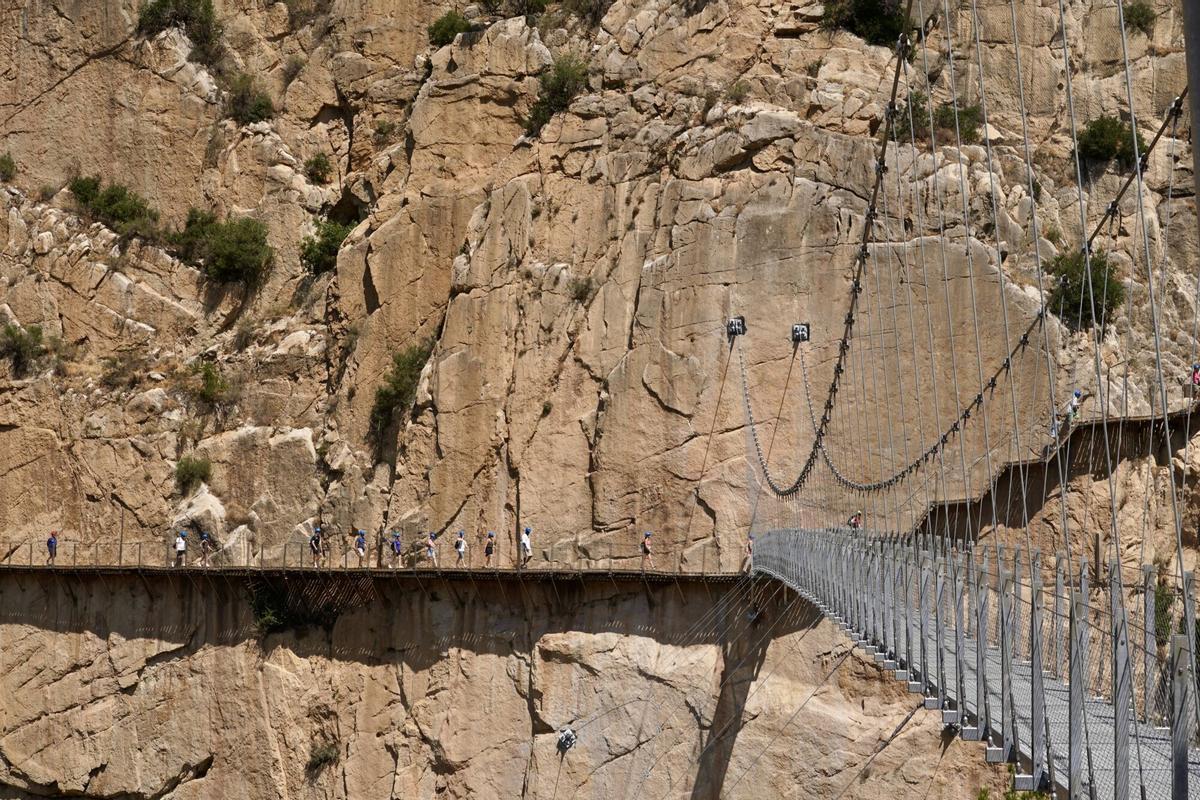 El presidente en funciones de la Junta de Andalucía, Juanma Moreno, inaugura el puente colgante del Caminito del Rey, en Ardales (Málaga)