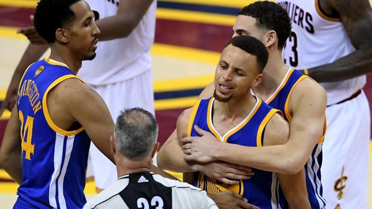 El base de los Warriors, Stephen Curry, se encara con un árbitro durante el sexto partido de la final de la NBA