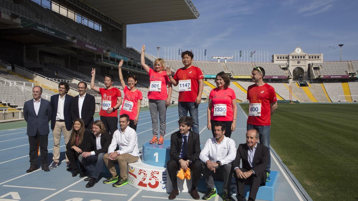 Los seis medallistas de 1992, sobre un podio original de los Juegos de Barcelona, junto a organizadores y patrocinadores del maratón 2017