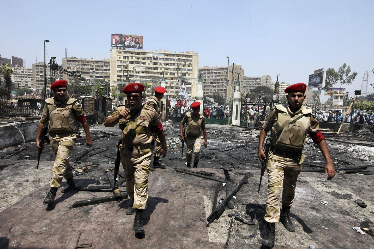 Miembros del ejército patrullan las inmediaciones de la mezquita de Al Imán, cercana a la plaza de Rabea al Adauiya, donde se encontraba la principal acampada de los islamistas desmantelada en El Cairo en agosto de 2013.