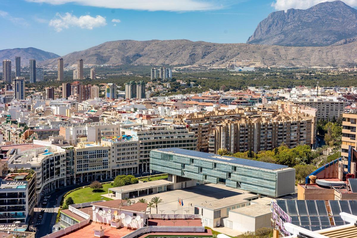 La avenida de l'Aigüera junto l Ayuntamiento de Benidorm