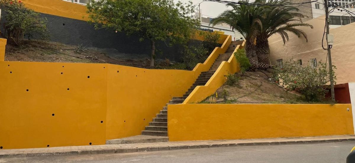 Muro de contención situado en la calle Calderón de la Barca, en el barrio de Sardina