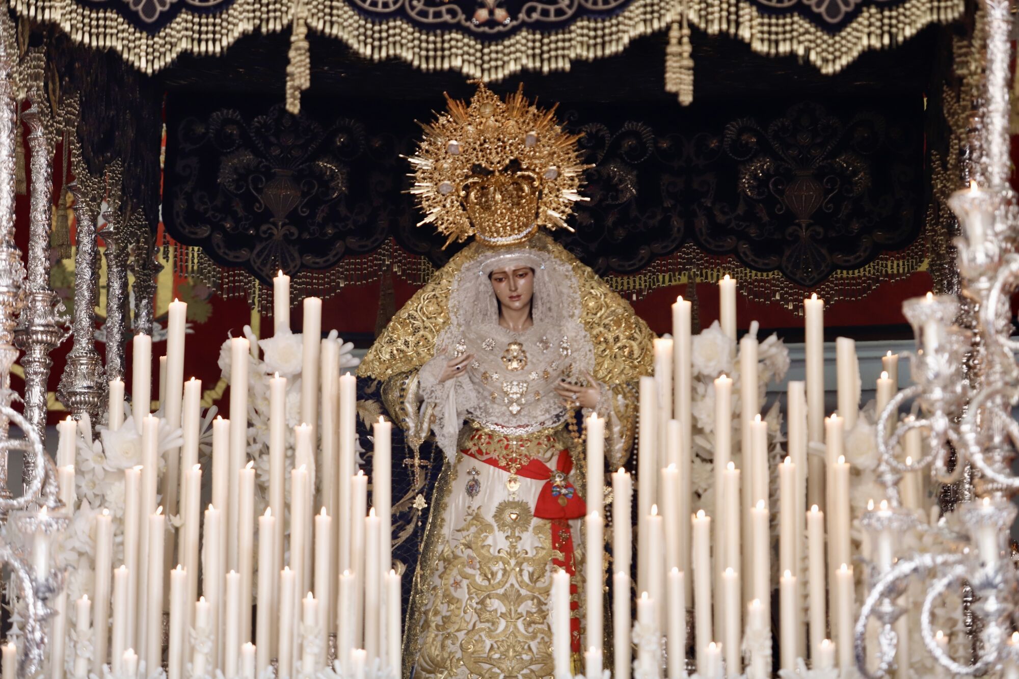 La salida de la hermandad de la Sagrada Cena desde su casa hermandad de la calle Compañía este Jueves Santo de 2025