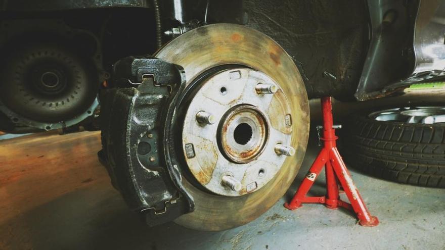 ¿Cuándo hay que cambiar los discos y las pastillas de freno del coche?