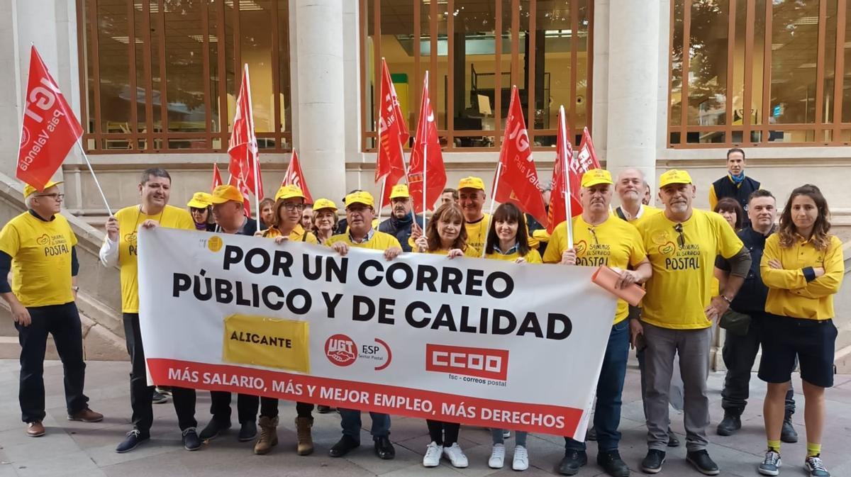 Los trabajadores concentrados ante el edificio de Gabriel Miró.