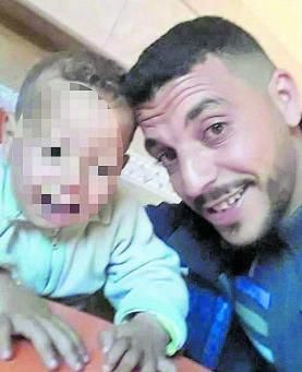 Mustapha con su hijo. | |