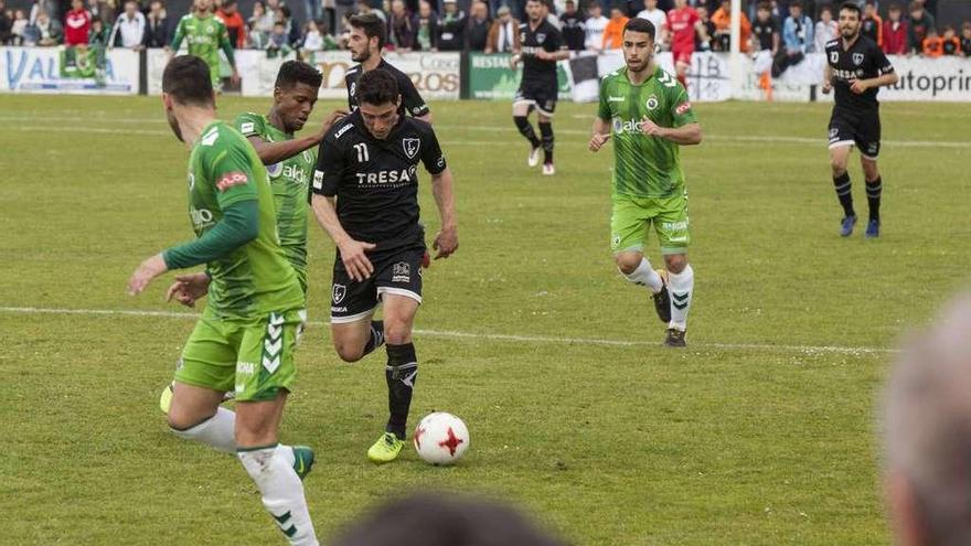 Jorge intenta un avance ante dos jugadores del Racing.