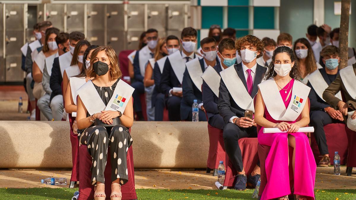 Cada año, más de 100 estudiantes se gradúan en el LFIA con excelentes resultados.