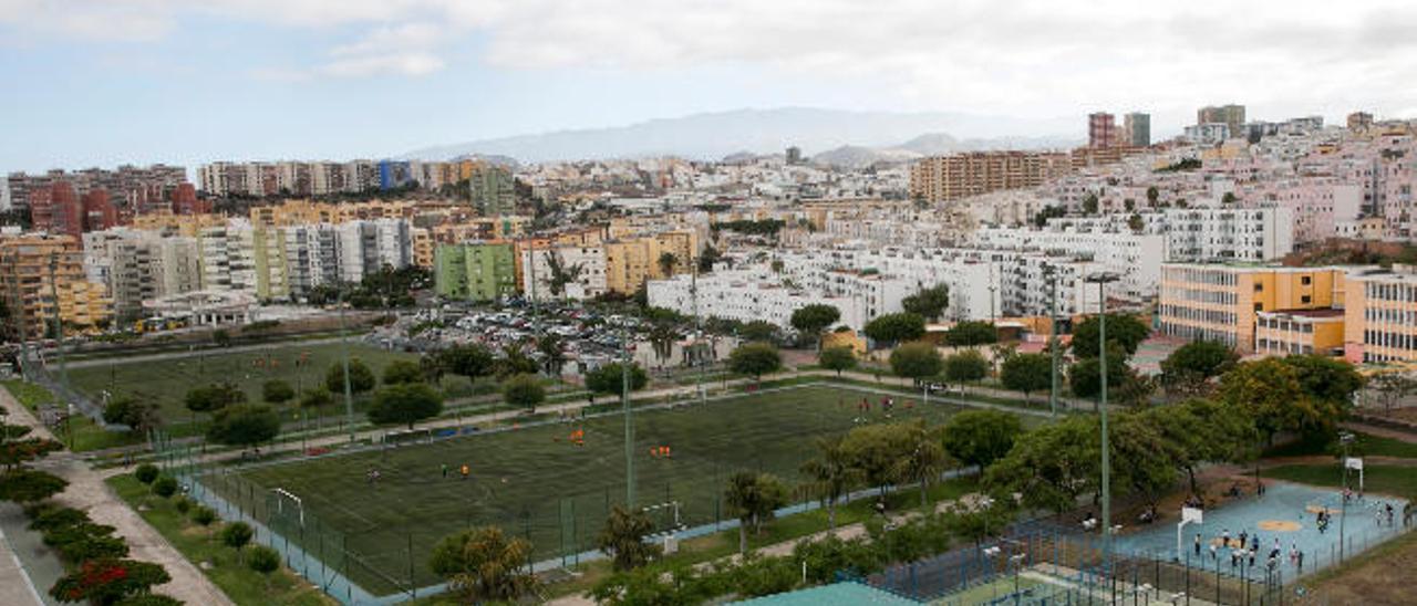 Las Rehoyas rechaza la construcción del primer edificio en un campo de fútbol