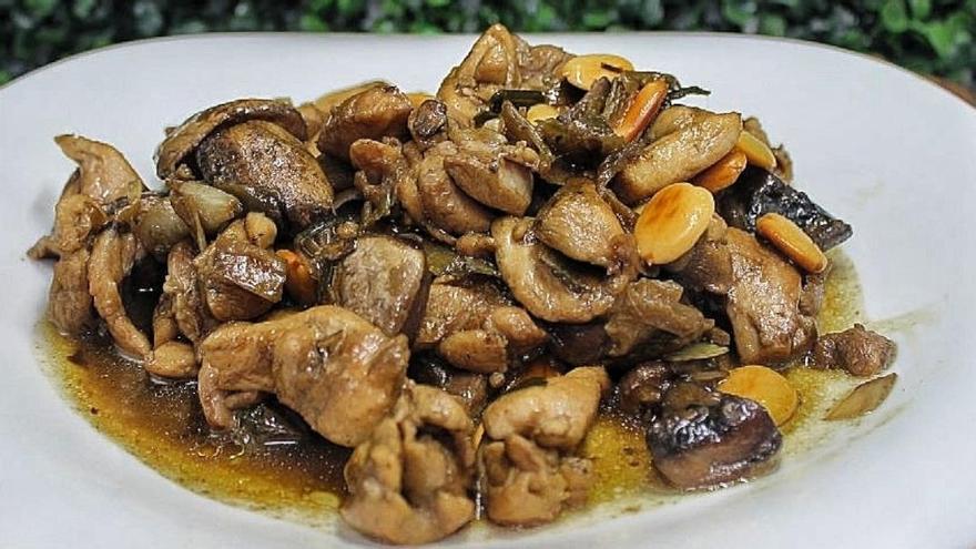 Un pollo con almendras y champiñones para chuparse los dedos