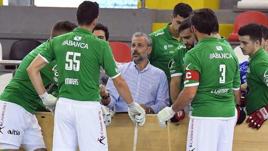 Juan Copa da indicaciones a los jugadores en el partido amistoso de pretemporada frente al Valença.