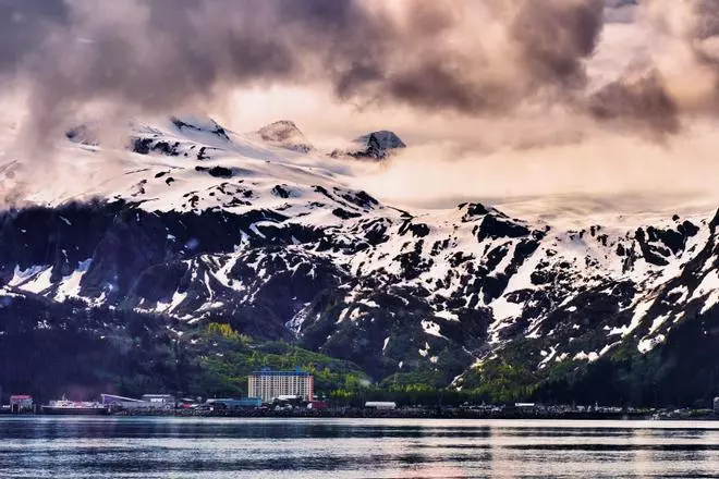 Whittier, el pueblo de Alaska en el que todos viven en un mismo edificio