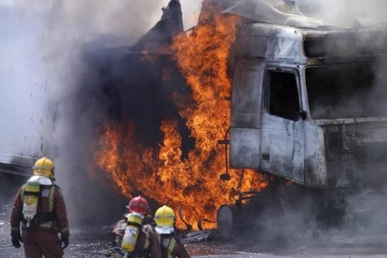 Incendi d''un camió a l''AP7