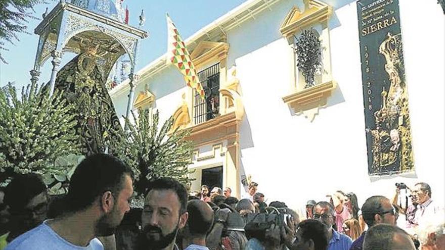 Devoción y fervor por Votos y Promesas en el santuario de la Virgen de la Sierra