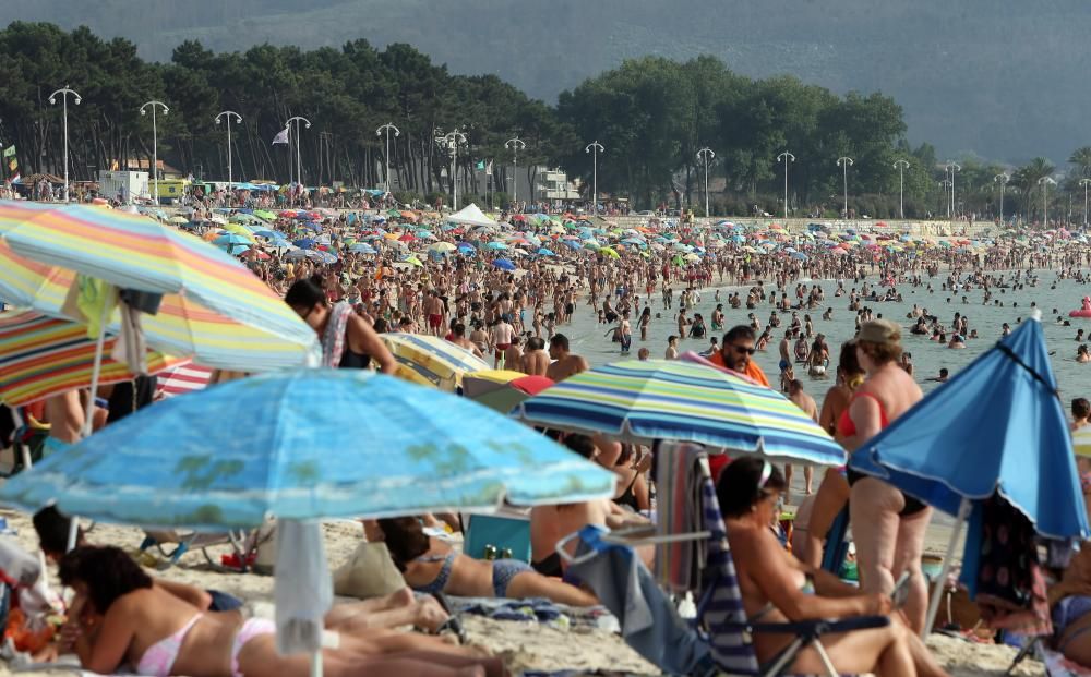 Los arenales de la ciudad a rebosar durante la jornada en la que la estación meteorológica del centro de la ciudad alcanza 37,7 grados, el valor más alto desde que se inauguró.