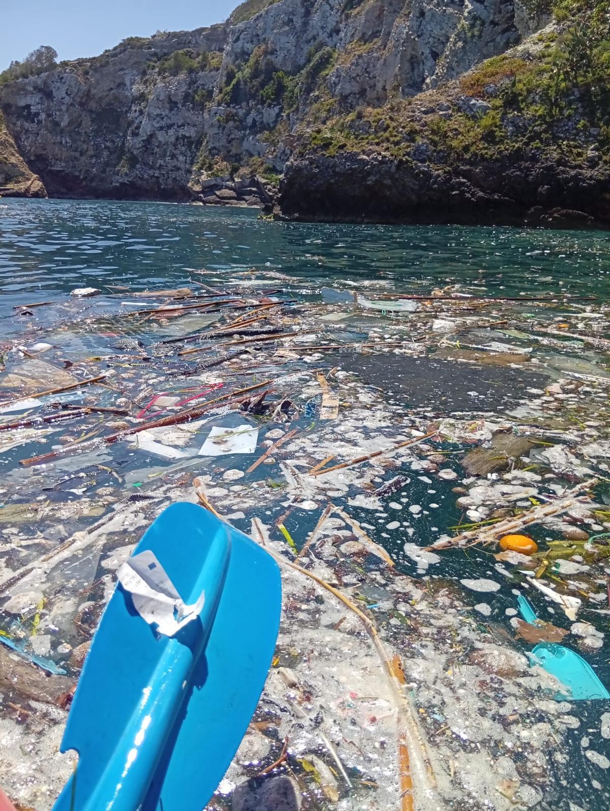 Basura flotando en el mar.