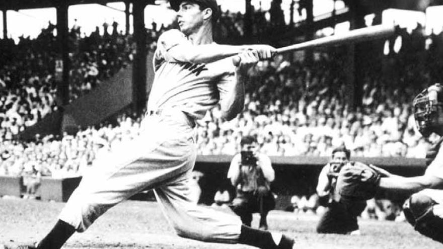 Joe DiMaggio batea durante un partido.