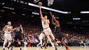 Nikola Jokic penetra a canasta en el sexto partido en Phoenix