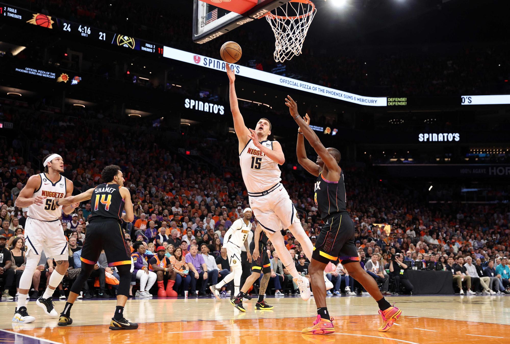 Nikola Jokic penetra a canasta en el sexto partido en Phoenix