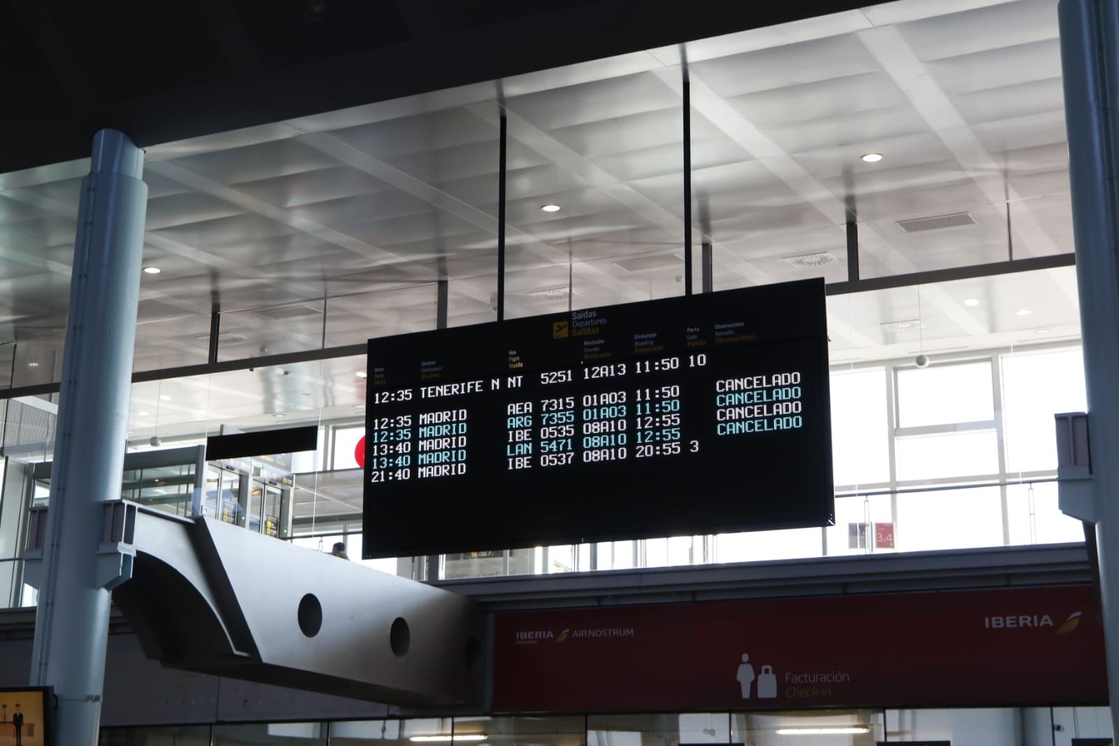 El cierre de Barajas por el temporal genera colas y esperas en Peinador