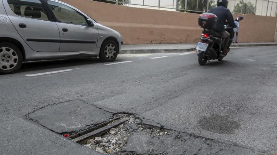 El asfalto de la calle Garbinet se ha levantado y ha dejado al descubierto parte de las vías de la antigua línea 2.