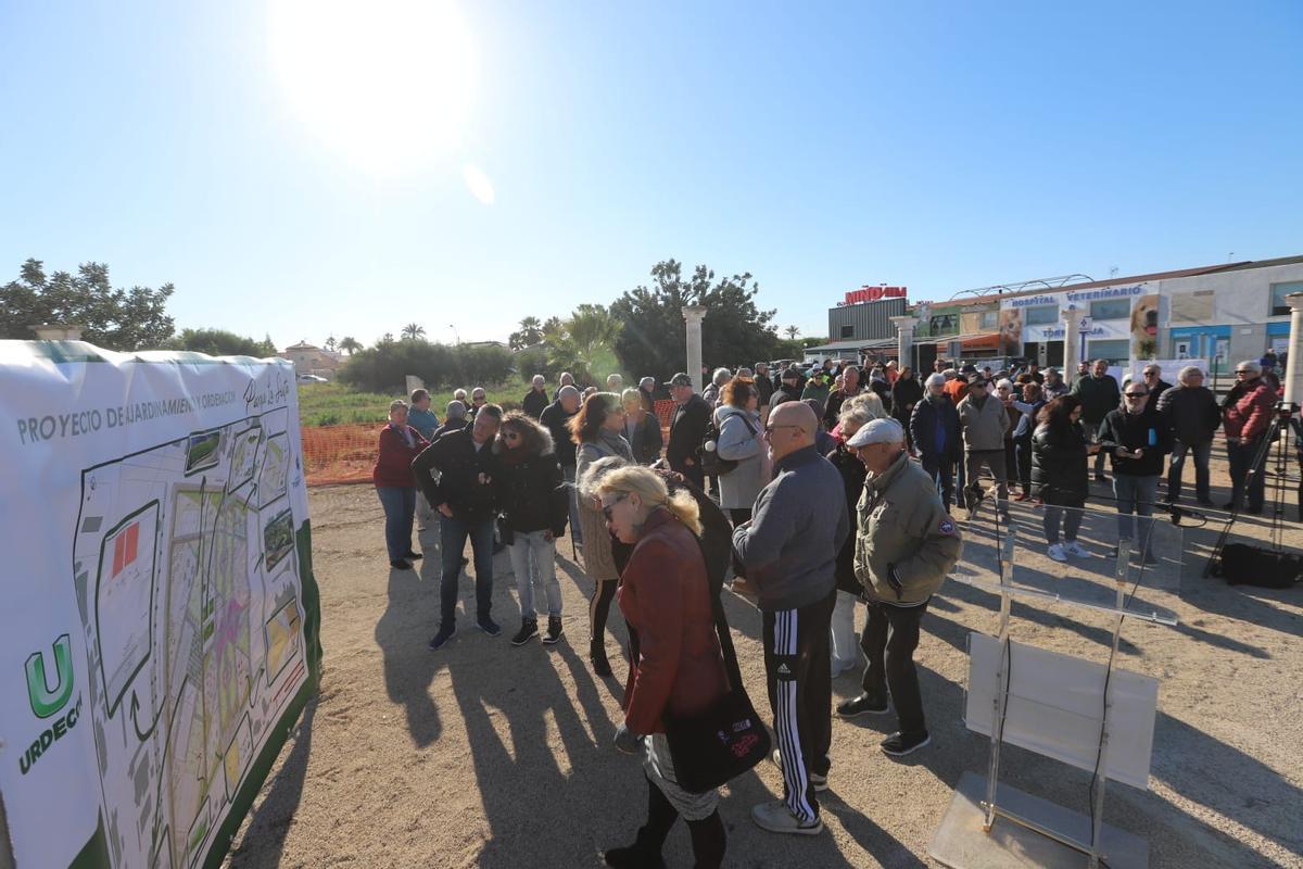 Presentación a la que han acudido numerosos vecinos de la zona que llevan décadas esperando la ejecución del parque