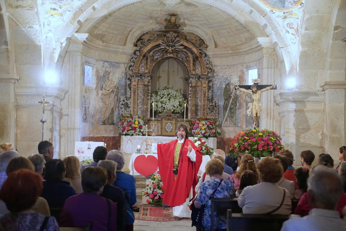 Teo Nieto durante una misa