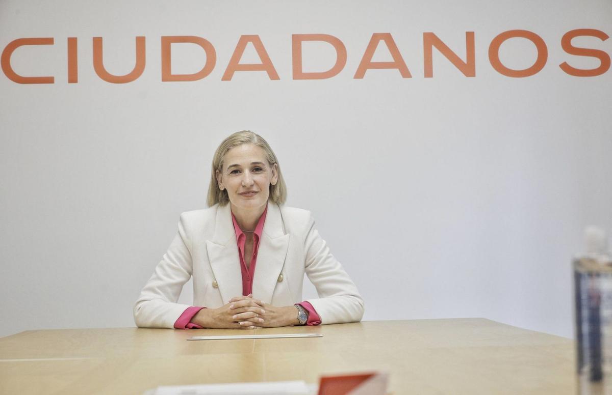La candidata a alcaldesa de Palma por Ciudadanos, Eva Pomar, posa para esta entrevista en la sede de su formación. | MANU MIELNIEZUK