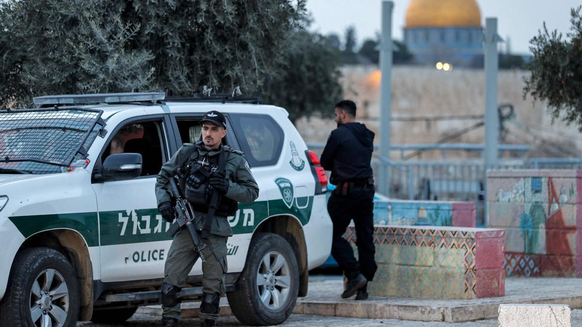 Fuerzas de seguridad israelí patrullan por el barrio de Ras al Amud de Jerusalén tras un ataque, el pasado domingo.