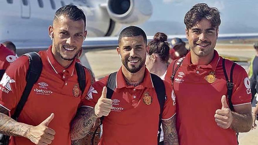 Los futbolistas del Real Mallorca Stoichkov, Aridai y AbdÃ³n Prats (de izq. a der.) instantes antes de poner rumbo a Albacete.