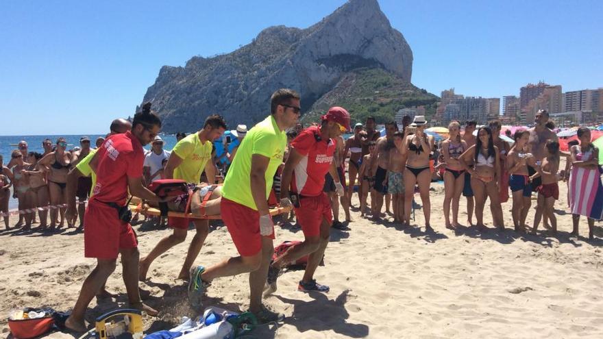 Simulacro de rescate en la playa de la Fossa de Calp