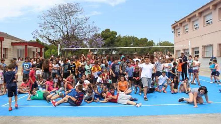 Escolares ayer en una de las nuevas pistas deportivas.