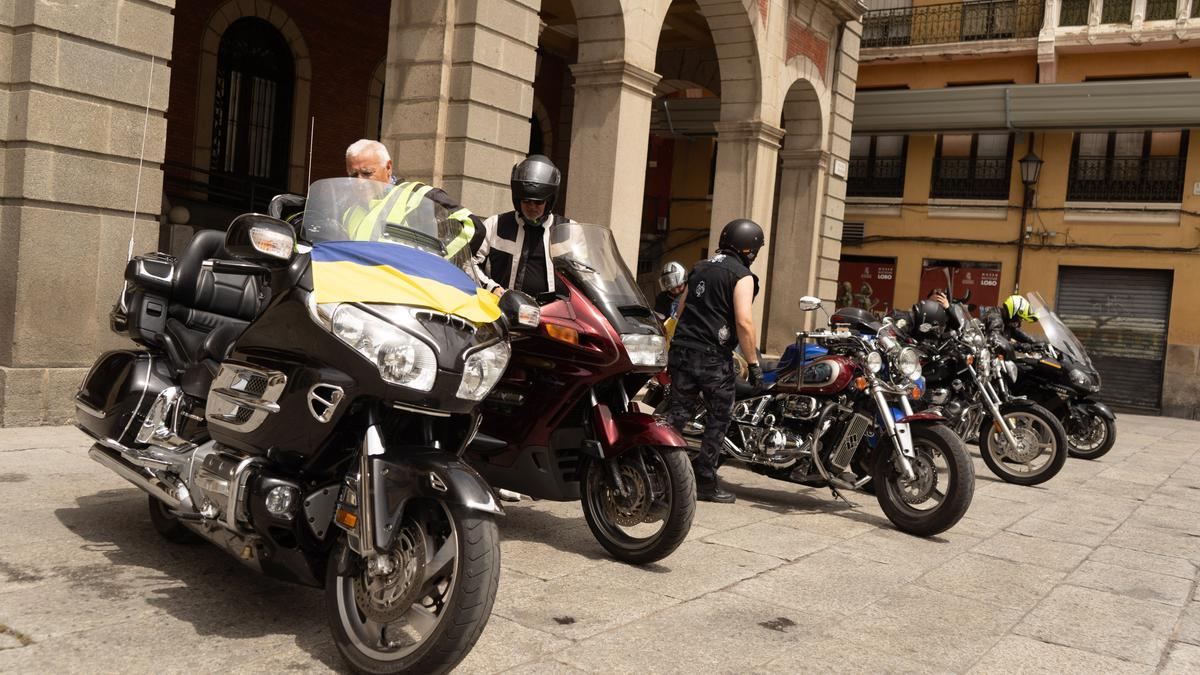 Llegada a la Plaza Mayor de Zamora de los motoristas solidarios con Ucrania.