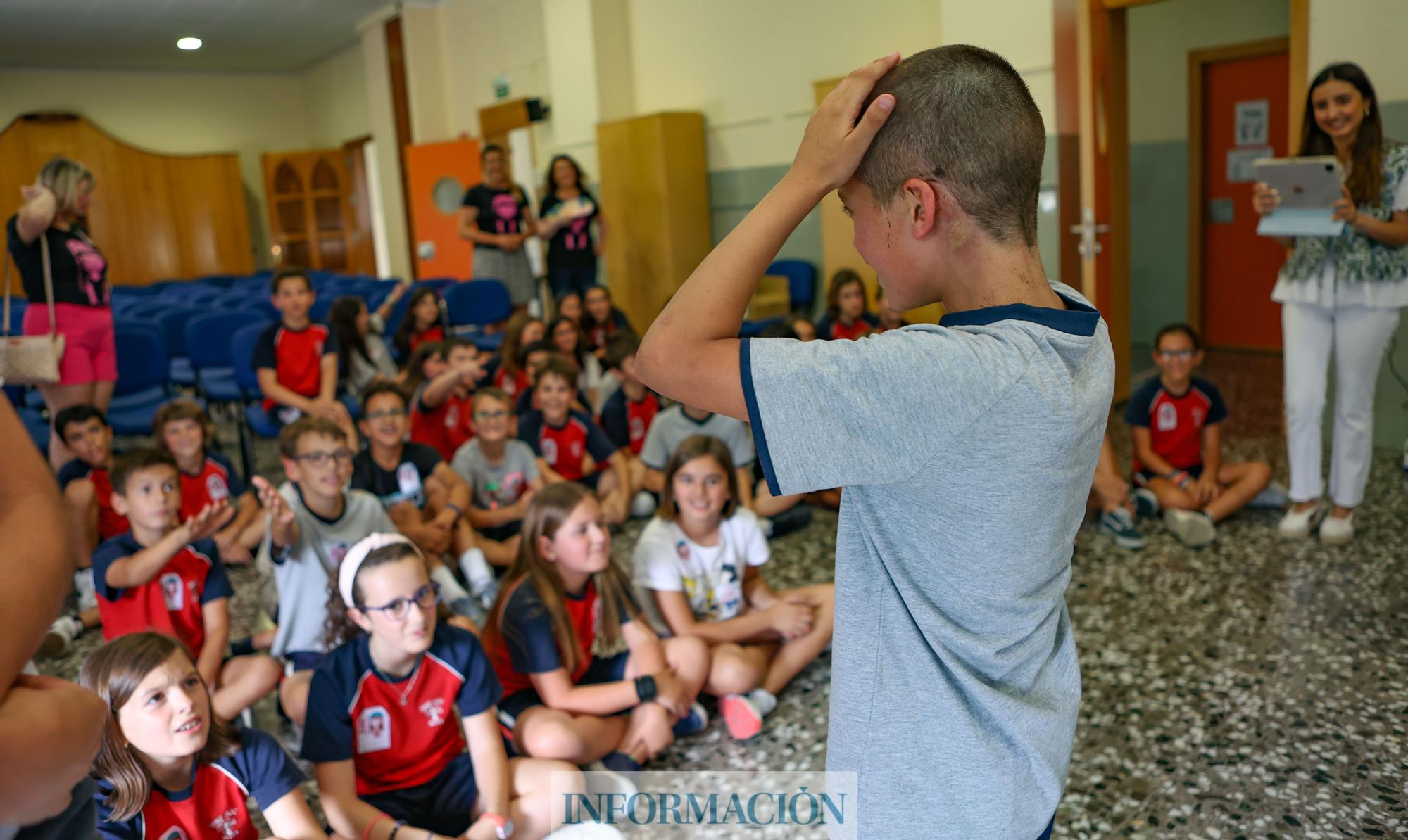 Cortes de pelo solidarios contra el cáncer en un colegio de Alcoy