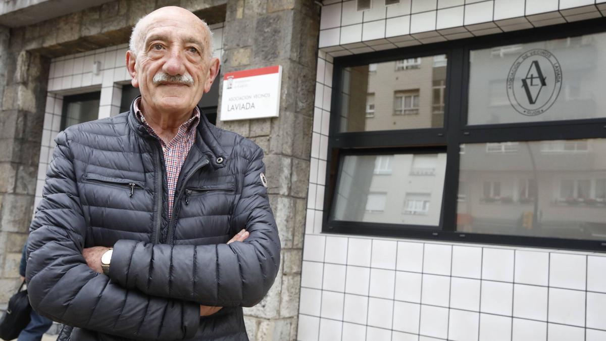 Florencio Martín, ayer, frente a la sede de la asociación vecinal de Laviada, en la avenida Constitución.