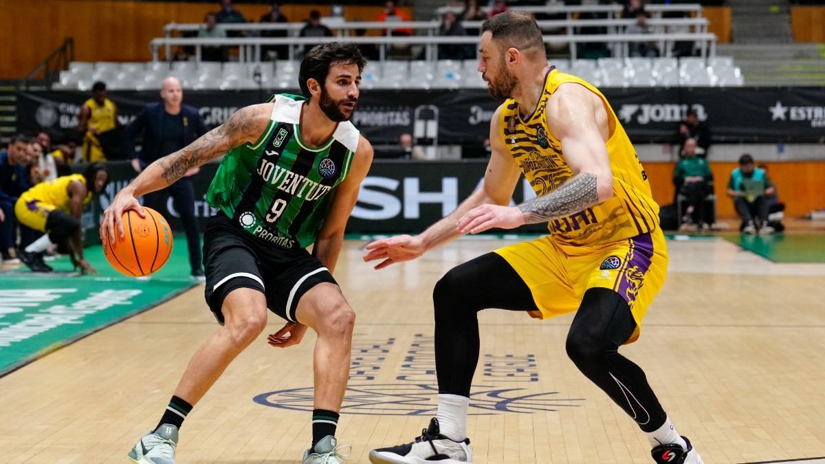 300 manifestantes protestan en la puerta del Olímpic de Badalona en favor del pueblo palestino