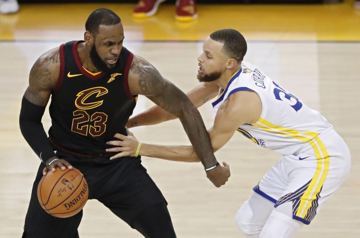 LWS107. OAKLAND (EE.UU.), 31/05/2018.- Stephen Curry (d) de Golden State Warriors intenta detener un pase de LeBron James (i) de Cleveland Cavaliers durante el primer partido de la final de la NBA entre Golden State Warriors y Cleveland Cavaliers, en Oakland, California (Estados Unidos) hoy, jueves 31 de mayo de 2018. EFE/JOHN G. MABANGLO/PROHIBIDO SU USO POR SHUTTERSTOCK