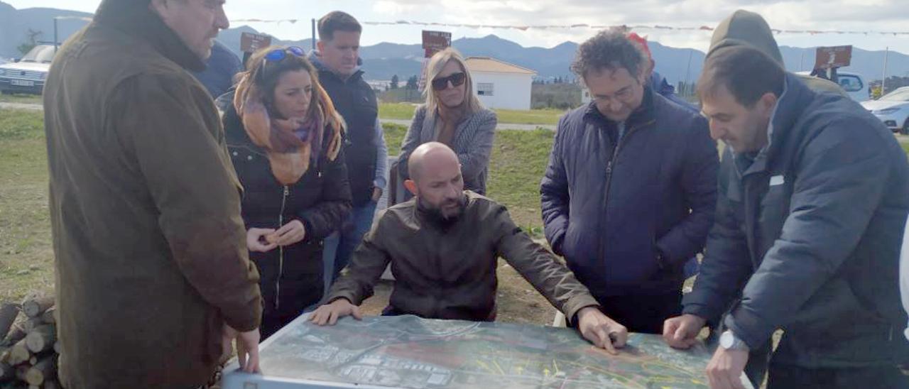 Los vecinos, con los concejales populares en la Vega de Mestanza.