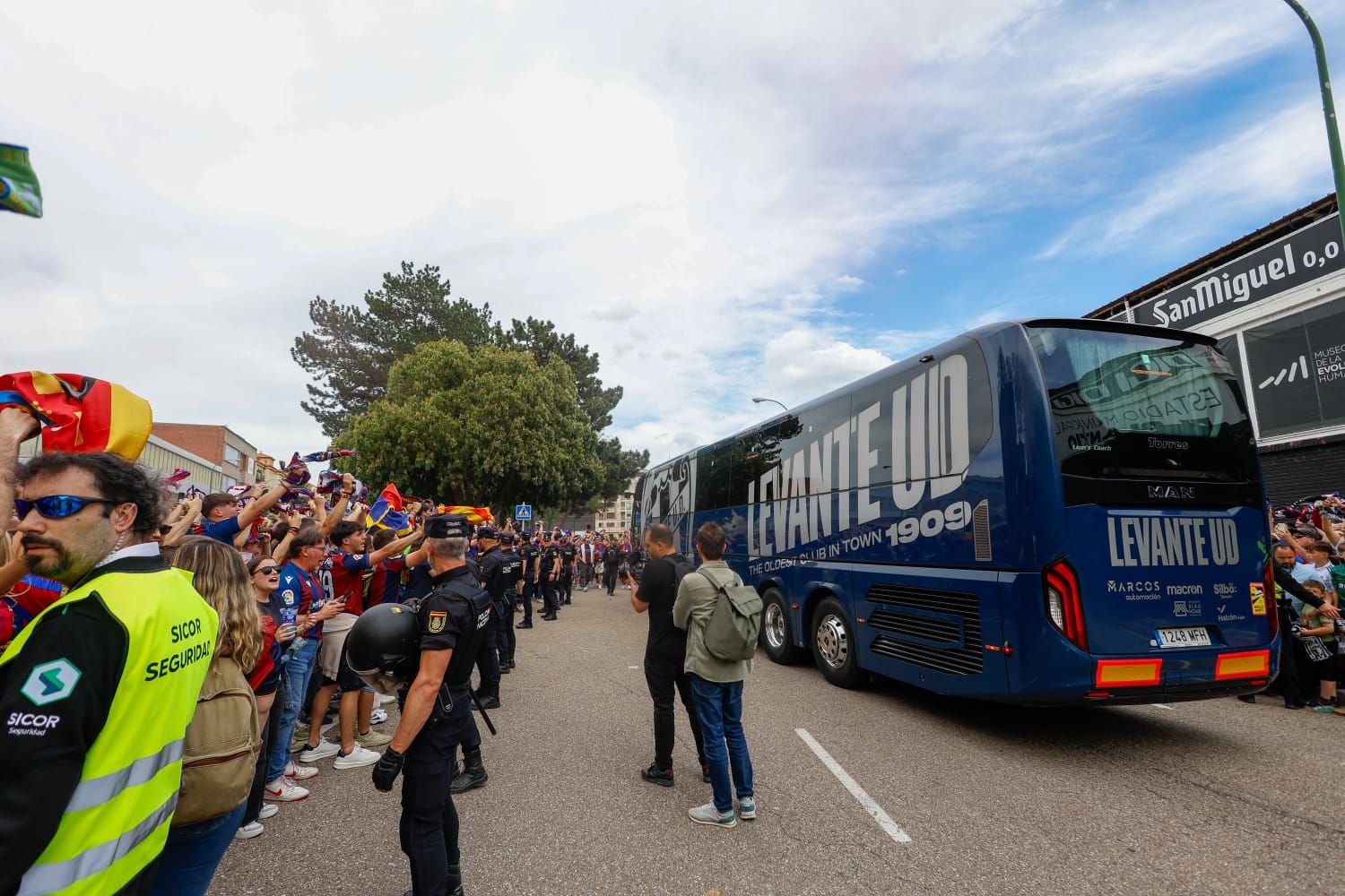 Explosión granota en la llegada del Levante UD a El Plantío