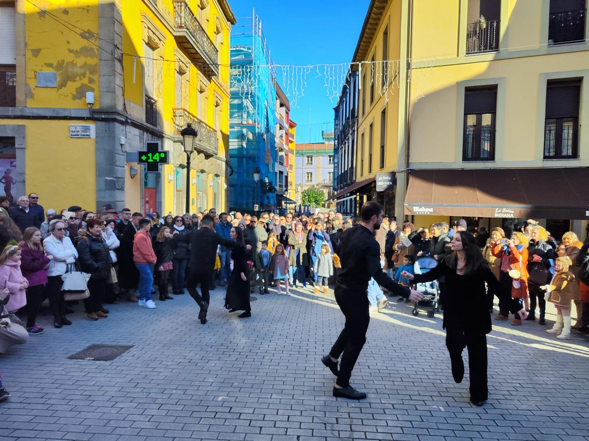 La "llamada a conceyu" del grupo San Félix llena Candás de música y baile